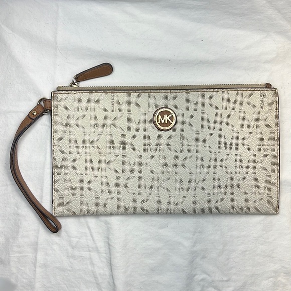 Micheal Kors wristlet leather - Picture 3 of 11